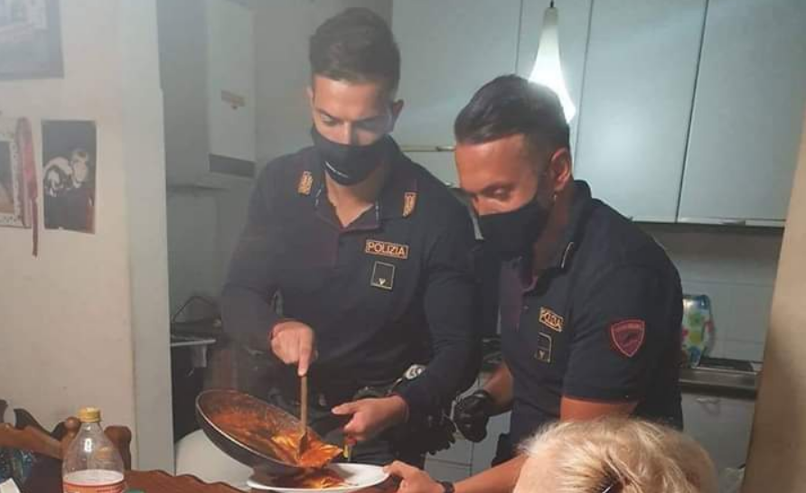 Italiensk politi laver mad / Italian police cooks dinner