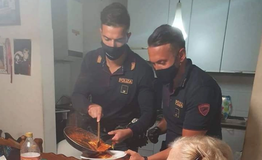 Italiensk politi laver mad / Italian police cooks dinner