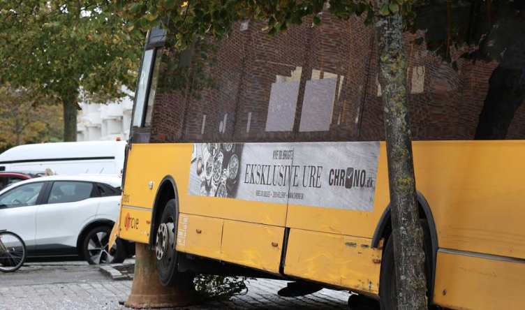 Bybus kørt af vejen: Barnecykel ligger knust under den smadrede bus