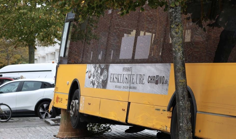 Bybus kørt af vejen: Barnecykel ligger knust under den smadrede bus
