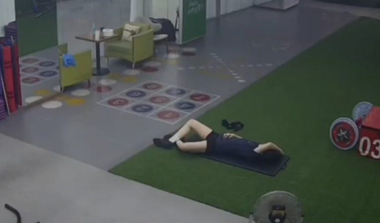 Kvinde sover i fitnesscenter - Woman sleeping in fitness