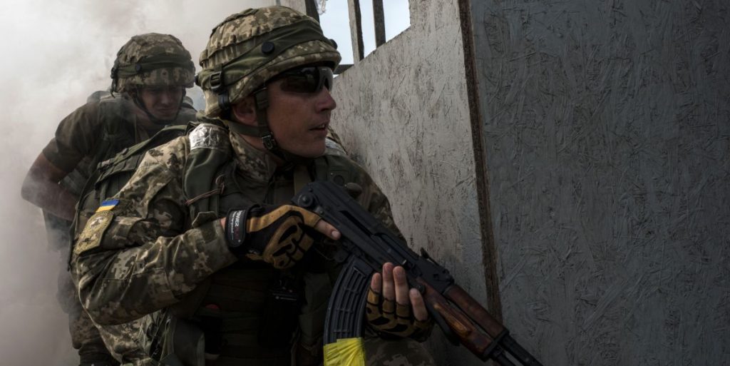 Ukrainian_soldiers_prepare_to_search_a_building ukraine soldier