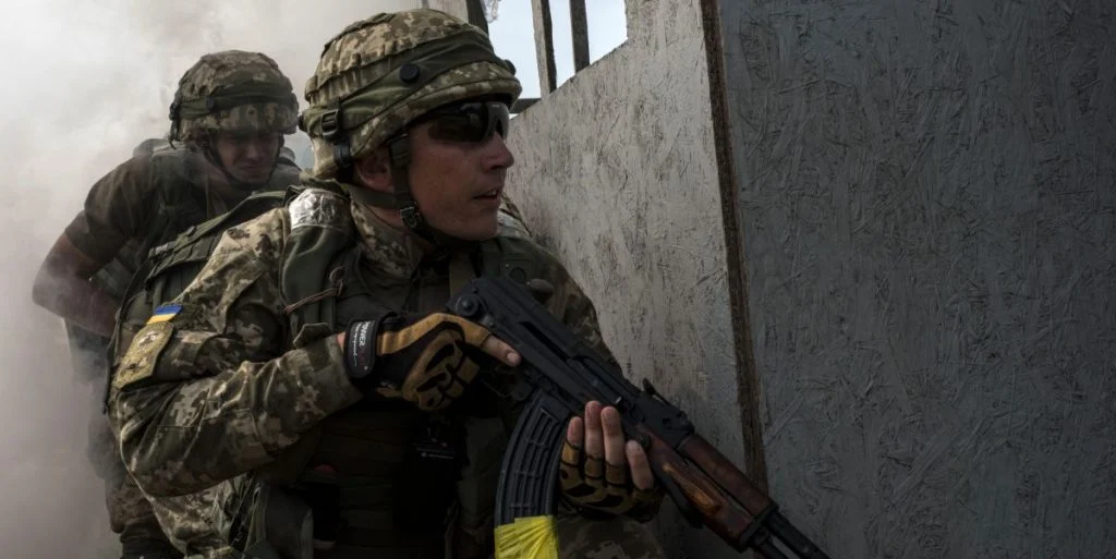 Ukrainian_soldiers_prepare_to_search_a_building ukraine soldier