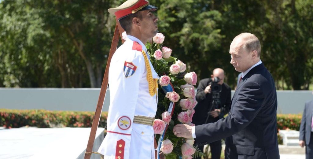 Vladimir_Putin_in_Cuba cuban soldier