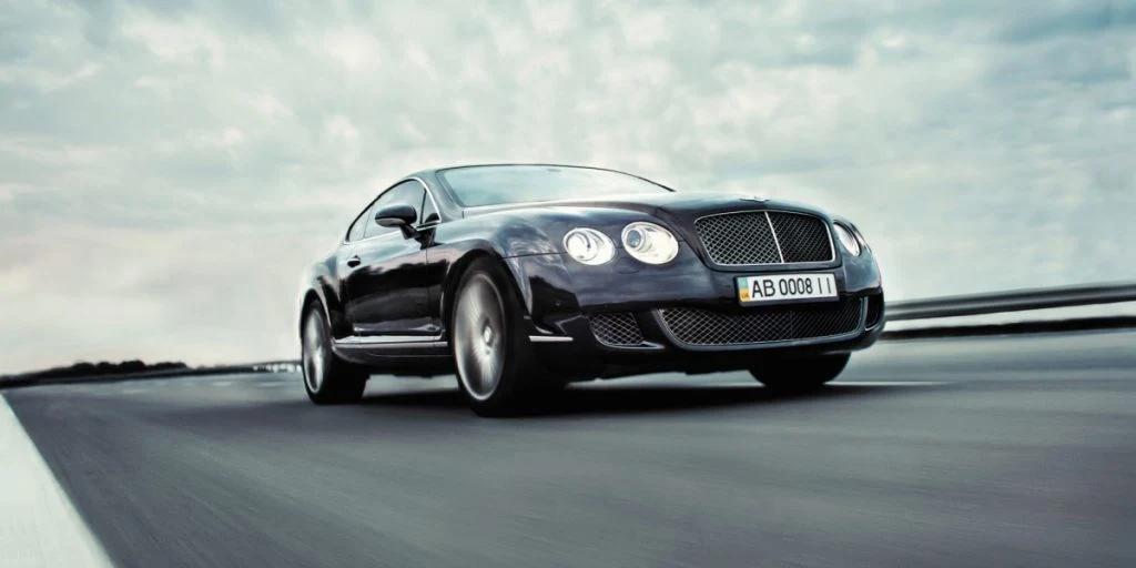 Finsk milliardær i Bentley kørte 59 km/t i en 30 zone: Nu har han fået bøde på 900.000 kroner