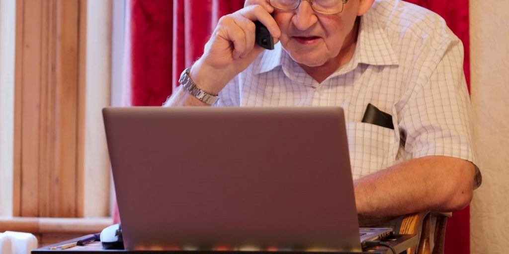 old man talking in phone, gammel mand snakker i telefon