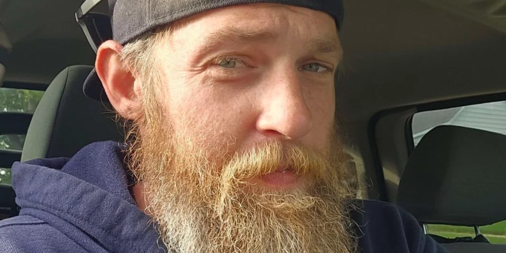 Mand barberer sit skæg af efter 20 år: Folk er chokerede over, hvor anderledes han ser ud
