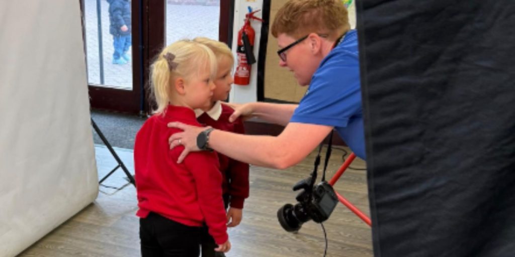 Mor så frem til at modtage børnenes første skolefotos: Fik et chok, da de endelig dukkede op