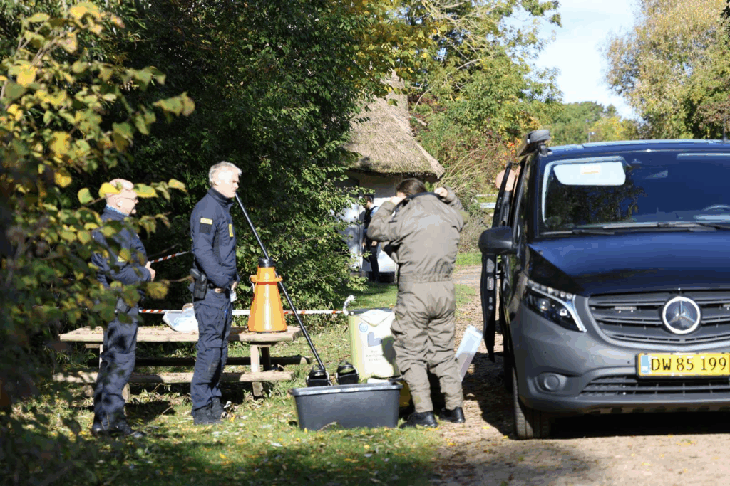 Politiet talstærkt til stede med betjente og våddragter: Afspærrer stort område ved mose