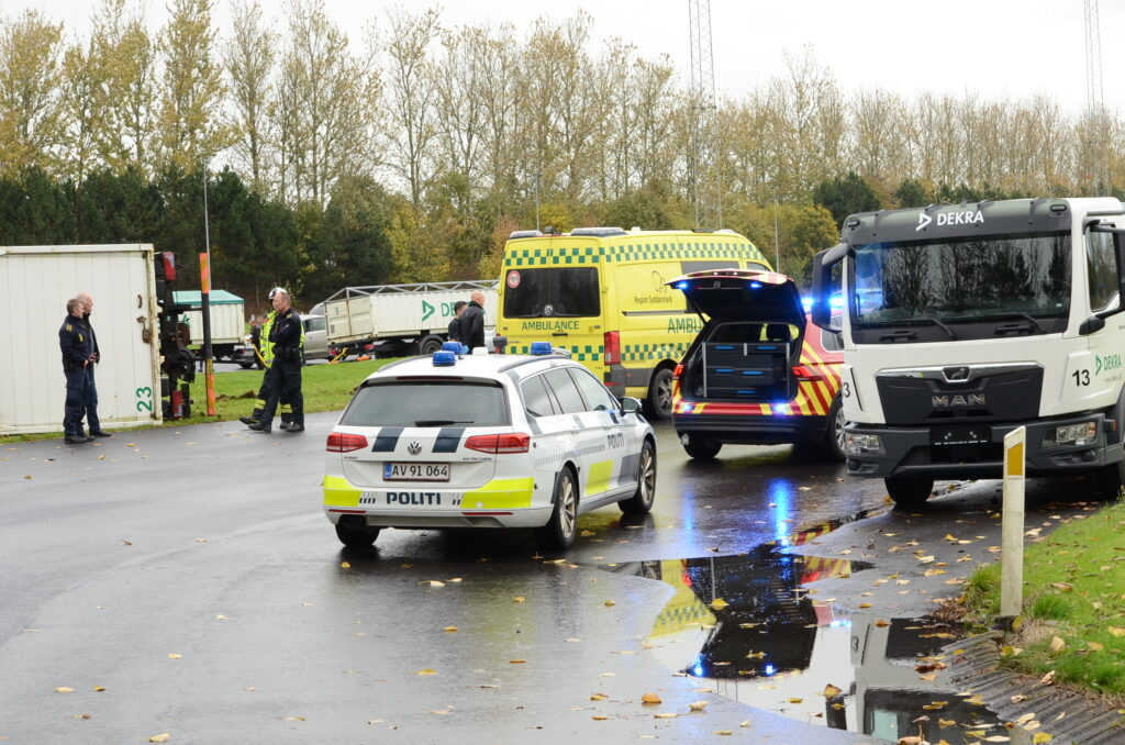 Fragtet fra stedet i ambulance: Ung kvinde kvæstet efter uhyggelig ulykke på køreteknisk anlæg