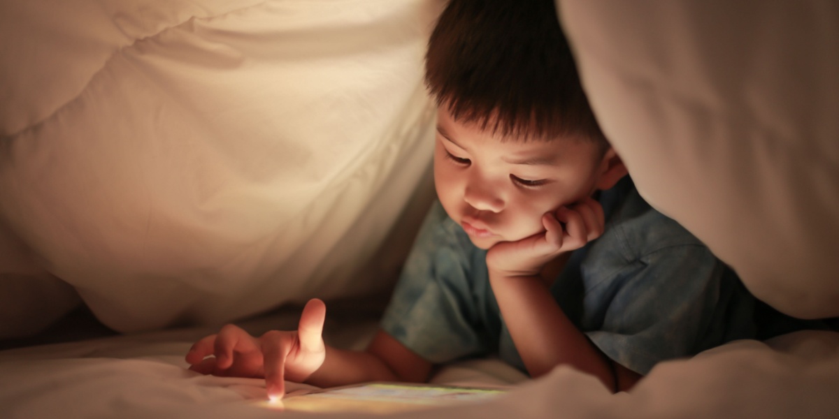 Lærer afslører: Her er 5 tegn på, at dit barn får for meget skærmtid