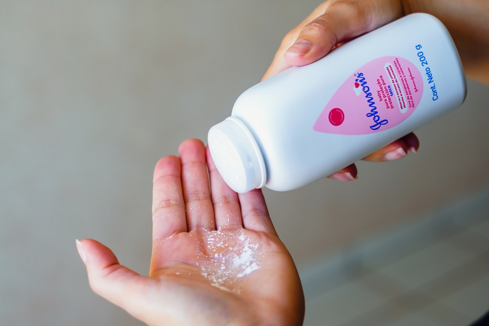 3.000 foreldre saksøker Johnson & Johnson: Mener babypudderet inneholdt asbest