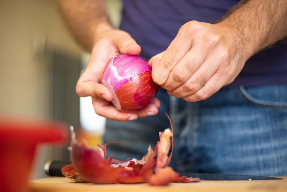 Derfor bør du stikke hodet i fryseren når du hakker løk