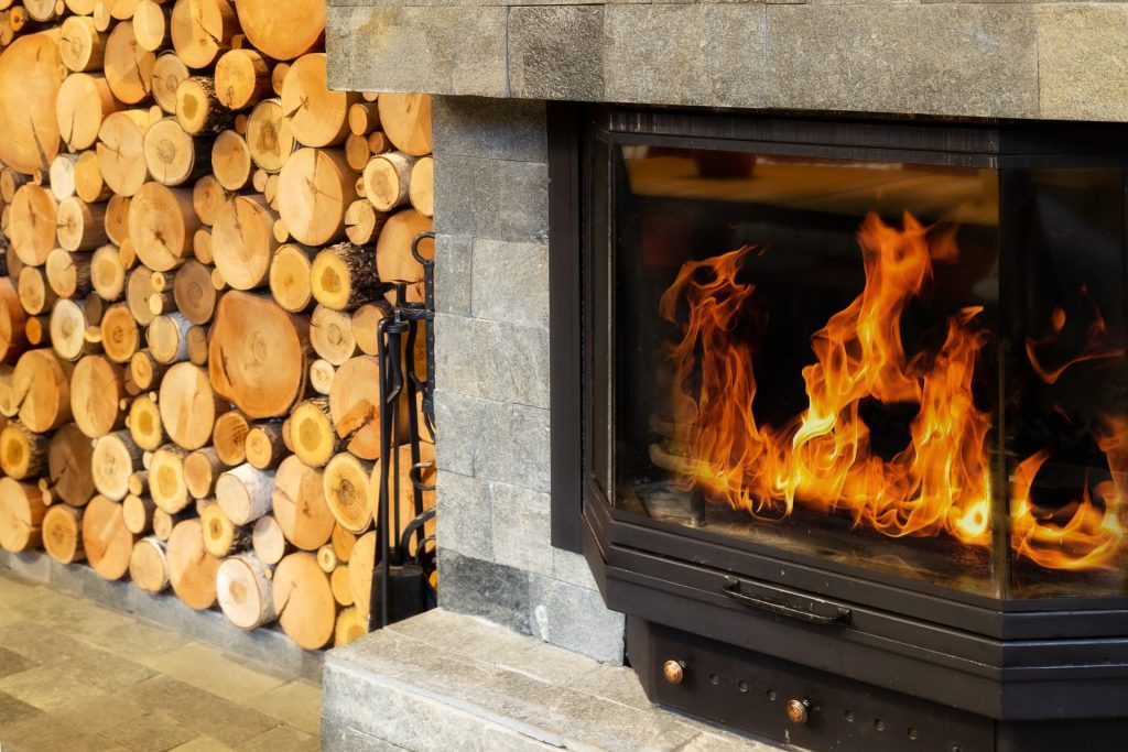 Ved, brænde, peis, pejs, ovn, fyre i ovnen, flammer, flames, fire, oven, fireplace