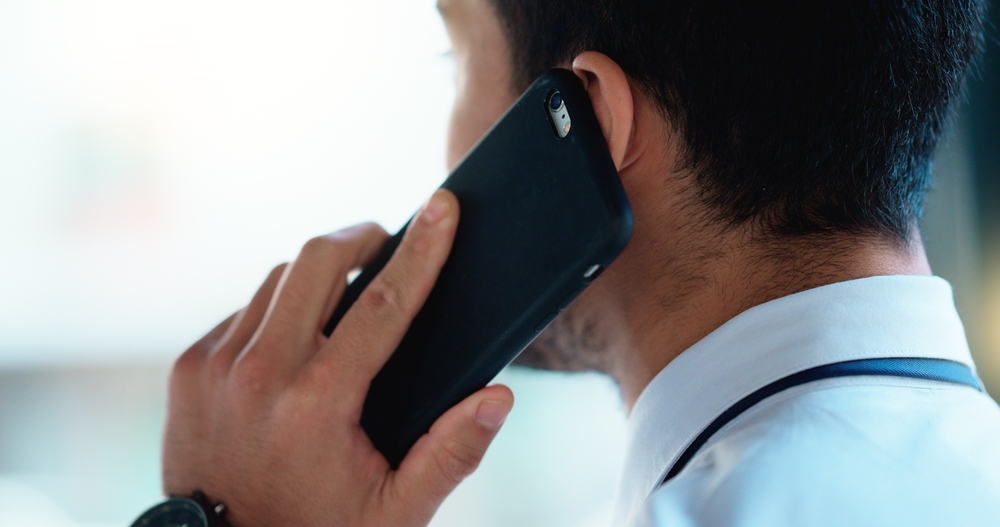 Business,Man,Talking,On,A,Phone,Call,In,An,Office, Telefonopkald, telefon