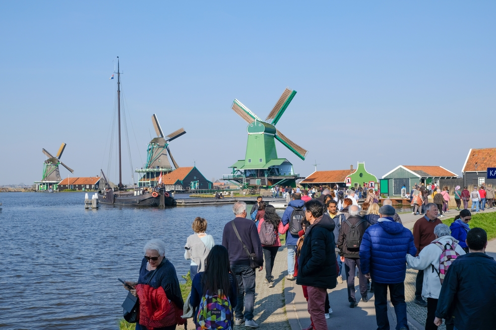 Turistene tar seg til rette i hager og bakgårder – nå må de betale for å komme inn