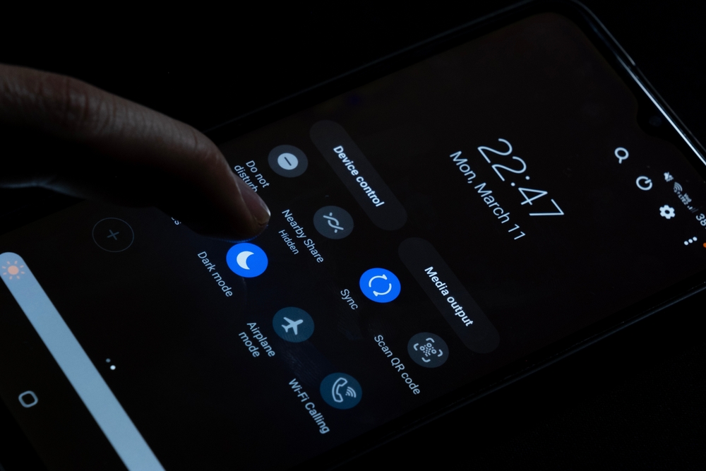 Turning,Dark,Mode,On,Samsung,Android,Phone,,Phone,Page,Screen,
