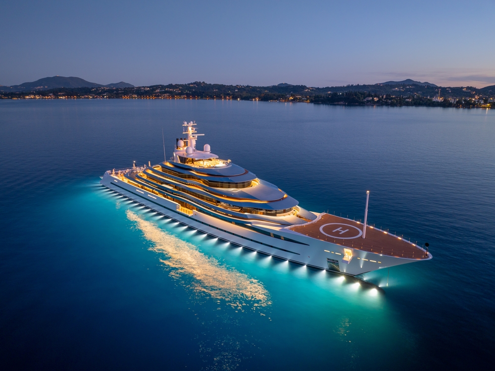 kaos,Luxury,Mega,Yacht,Anchored,cruise,krydstogt,færge