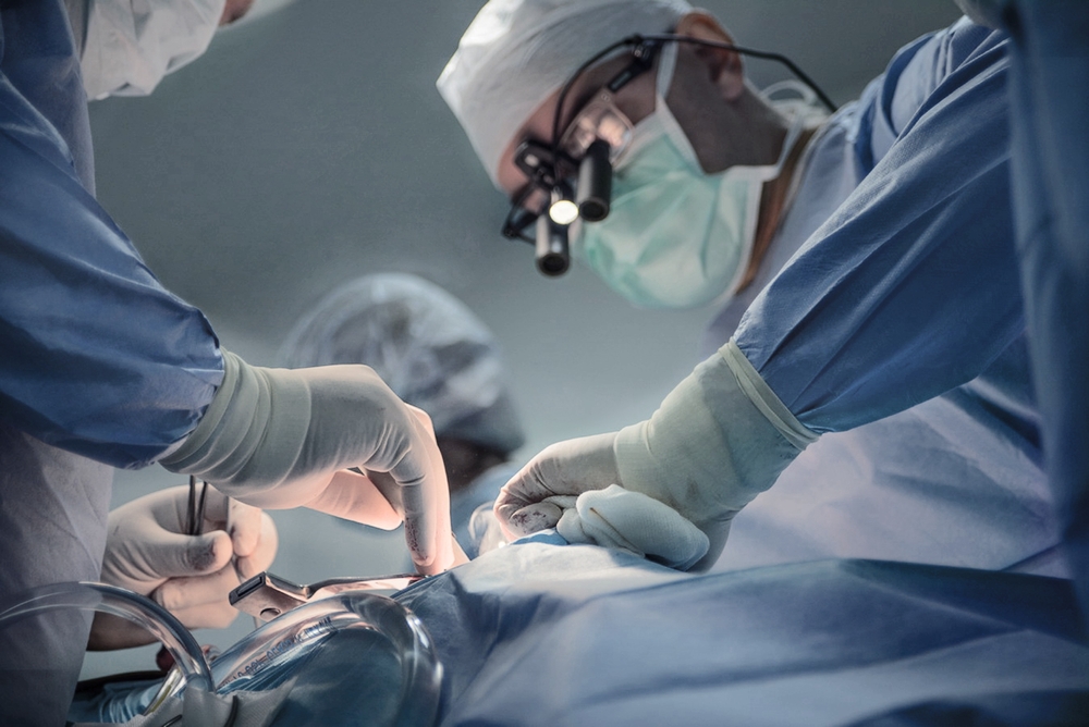 Hjernekirurg anholdt efter angiveligt at have ladet sin 12-årige datter bore et hul i patientens hoved