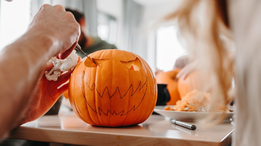 pumpkin carving Halloween