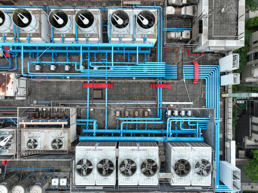 Top-down,View,Of,Cooling,Towers,On,A,Data,Center,Rooftop,water cooling,vandkøling, datacentre