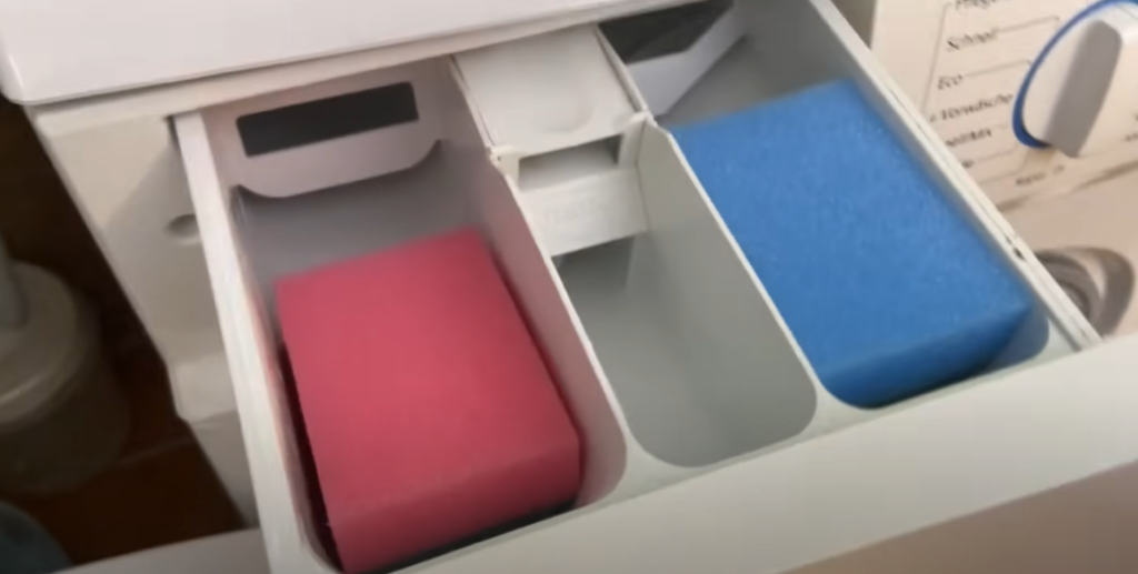 Læg 2 køkkensvampe i vaskemaskinens skuffe: Se så magien ske