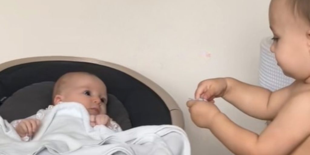 Baby begynder at græde: Mor er i chok over, hvad storesøster så gør