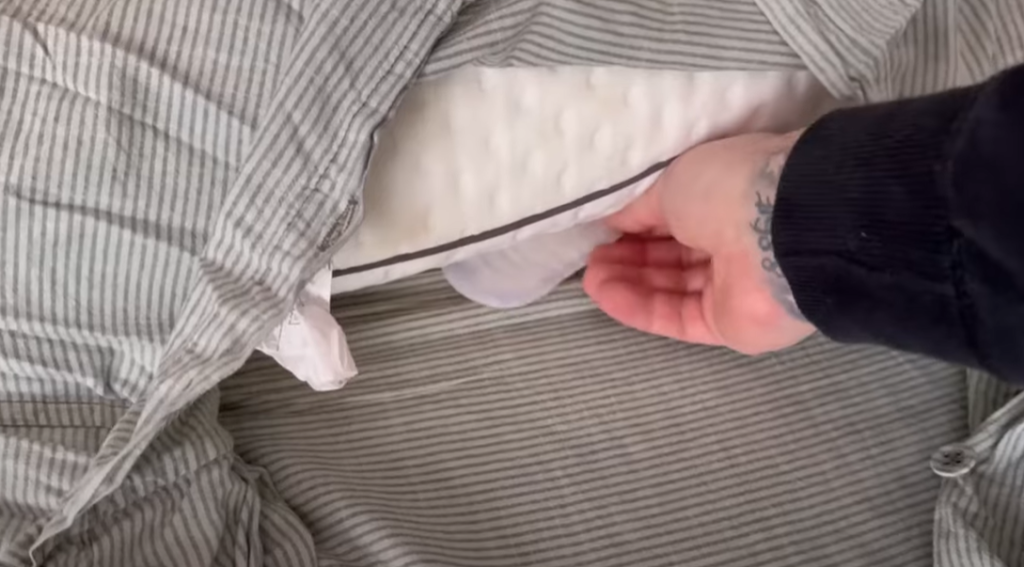 Han lægger det ind i hovedpudebetrækket: Morgenen efter er han en helt ny mand