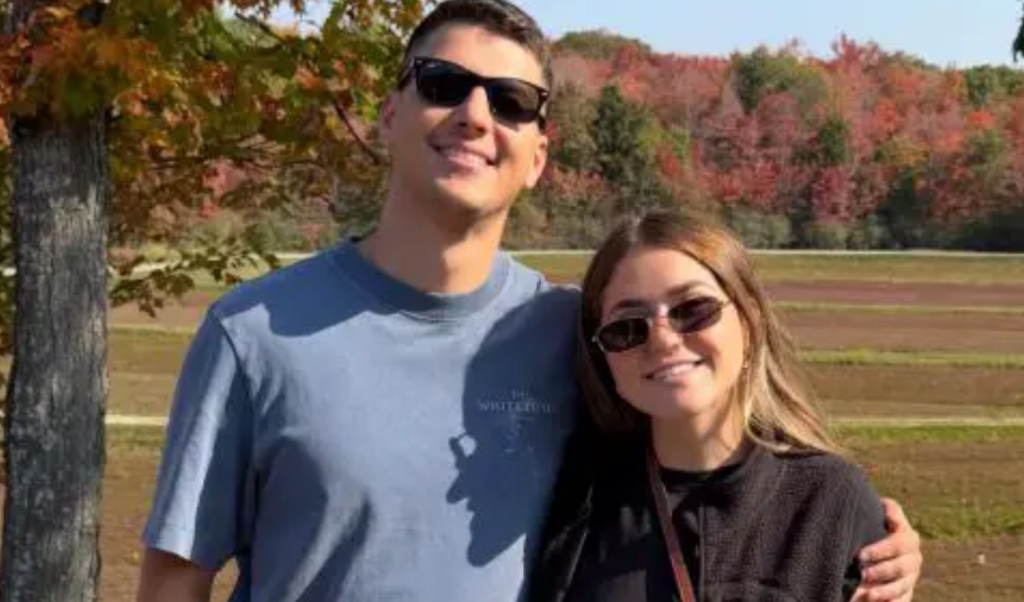 Hun troede, hun havde taget et sødt billede med kæresten – indtil hun så den pinlige detalje