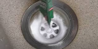 Han hælder disse 2 ting i vasken: Så forsvinder lugten fra afløbet straks