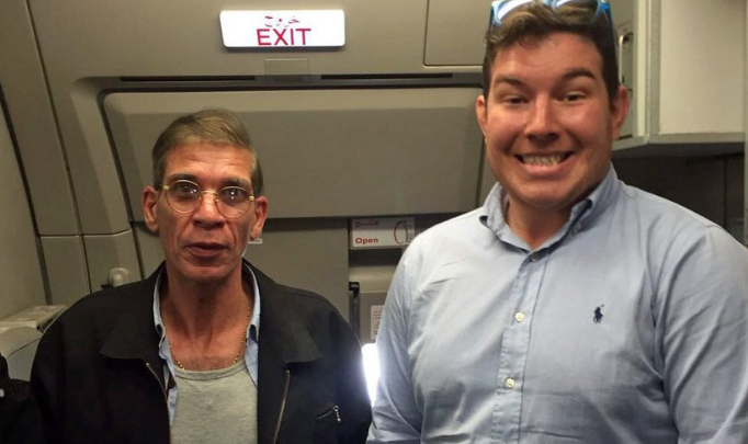 Flykaprer truede med at sprænge flyet i luften: Få sekunder senere spurgte passager om et billede med ham