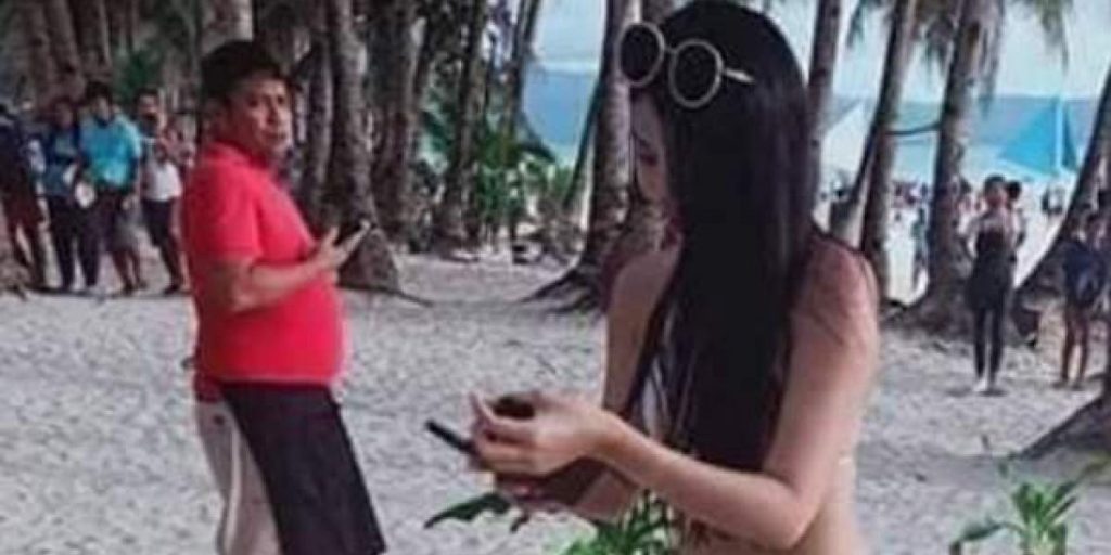 Kvindelig turist i bikini får bøde: ‘Det er kun en snor’