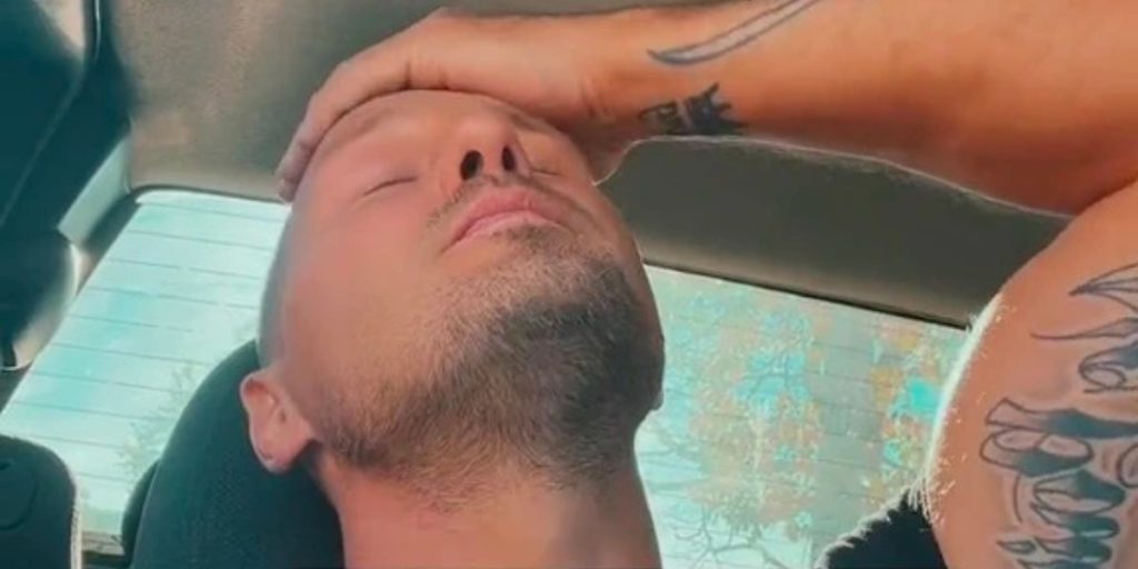 Konens bil startede ikke og viste ‘mand på toilettet’-symbol: Han tog sig til hovedet, da han selv så symbolet