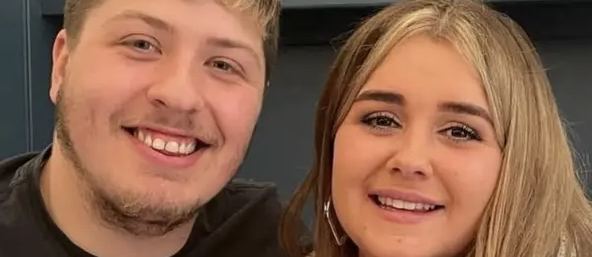 Nyforlovet 24-årig mister livet: Kom til at røre i sin te med den forkerte ske