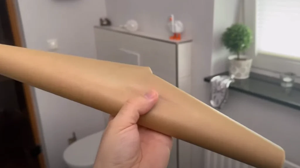 Han tar med bakepapir på badet: Få minutter senere er et evig irritasjonsmoment løst