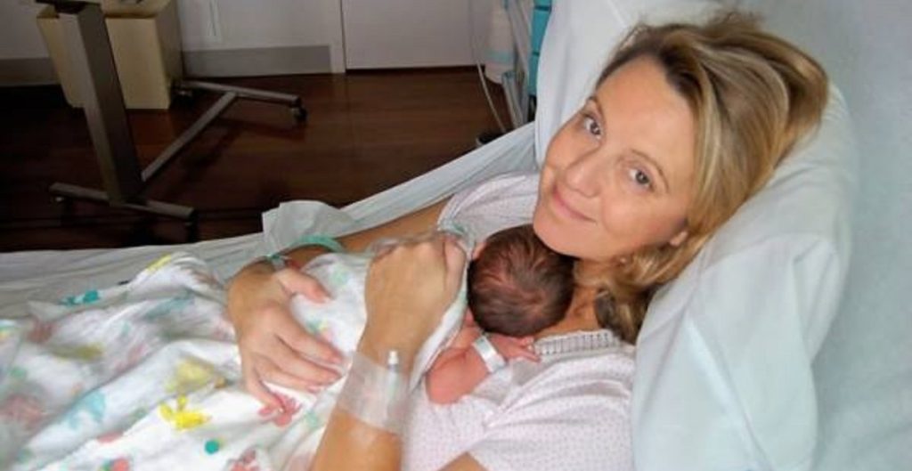 Mor bliver gravid efter 10 års forsøg: Få dage efter ringer lægen i panik og indrømmer sin store fejl