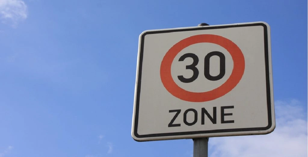 Nye regler på vei gir store endringer for norske bilister: All kjøring over 30 km/t kan bli forbudt