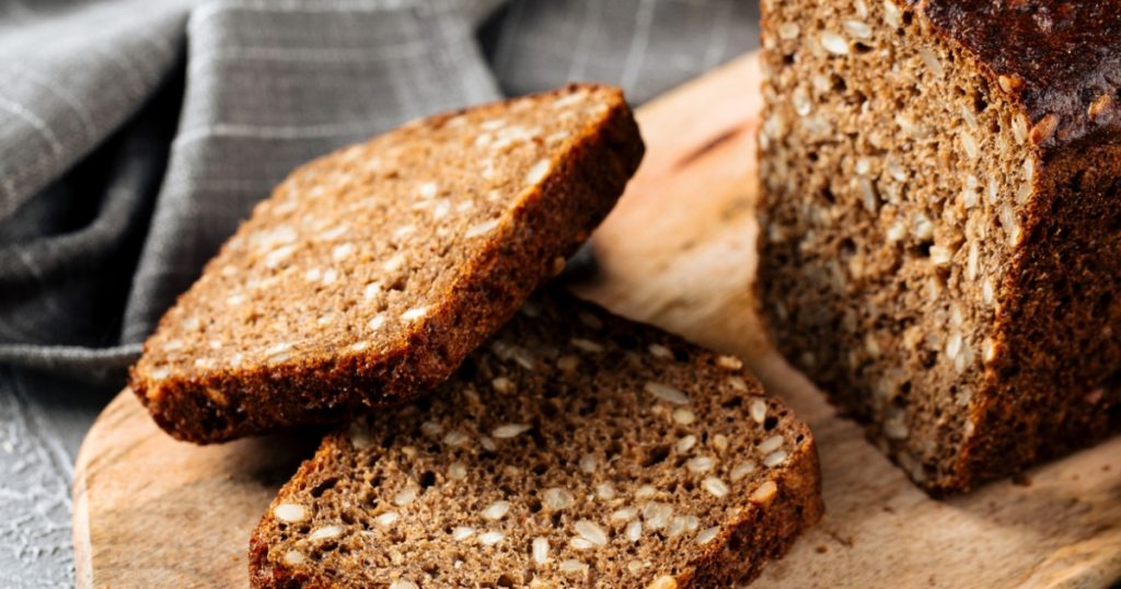 Ett sted på kjøkkenet vil garantert ødelegge brødet: «Brød bør absolutt ikke oppbevares i …»