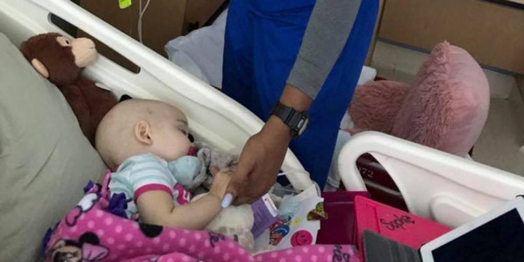 Sygeplejersken tror ikke nogen ser hende: Så tager moren et billede for at dokumentere det