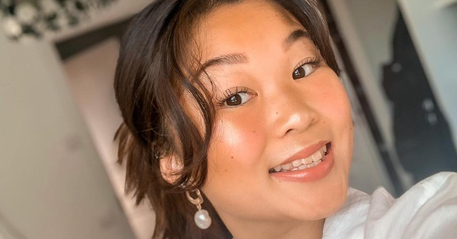 21-årige Jasmin arbejder som bilsælger: Så meget tjener hun om måneden