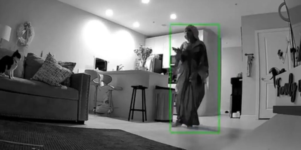 Kvinde vågner kl. 05, efter at have hørt en ‘indbrudstyv’: Men så tjekker hun sit overvågningskamera