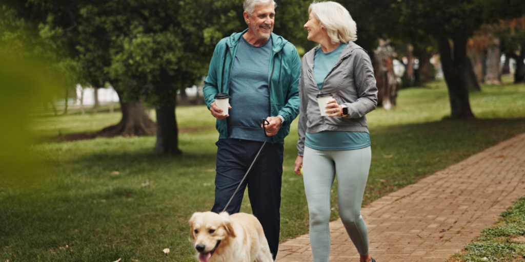 hund gåtur ældre senior aktiv mand kvinde