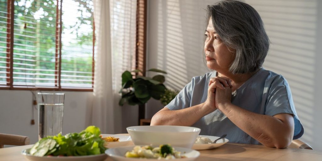 elderly eating dinner ældre senior kvinde middag mad