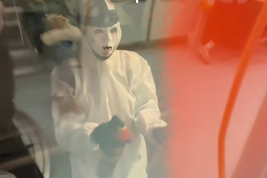 Maskerede personer standsede metro midt i tunnelen natten til lørdag: “Er det her et angreb?”