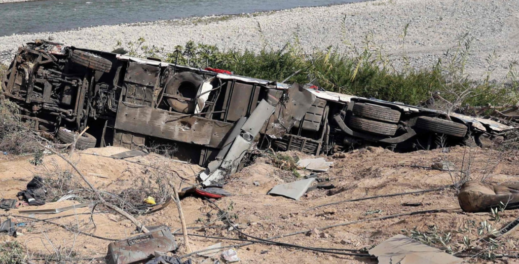 Tragisk busulykke: Mindst 37 dræbt i styrt