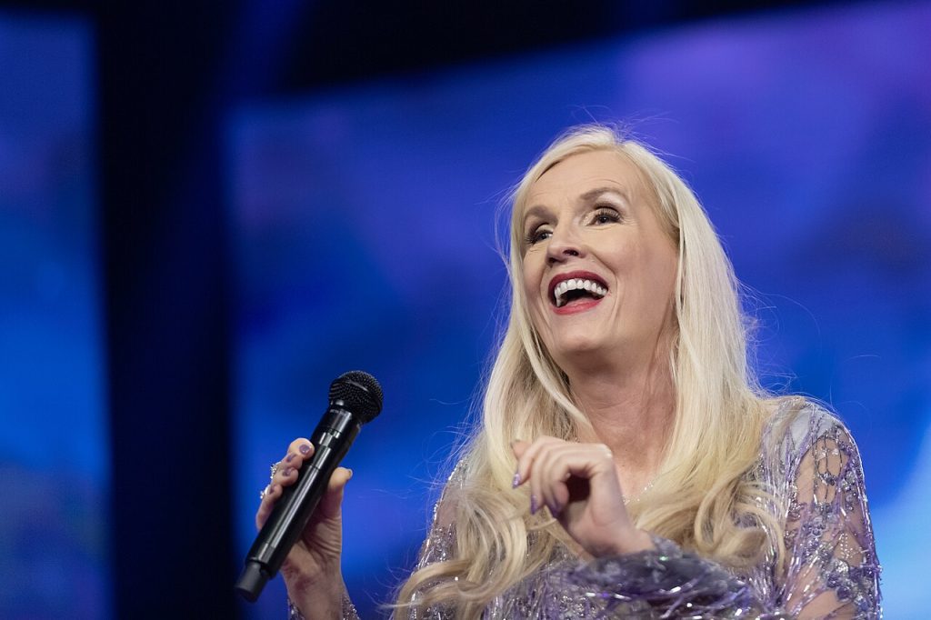 Gunilla Persson öppnar upp om Erikas pappa – ”en av USA:s rikaste”