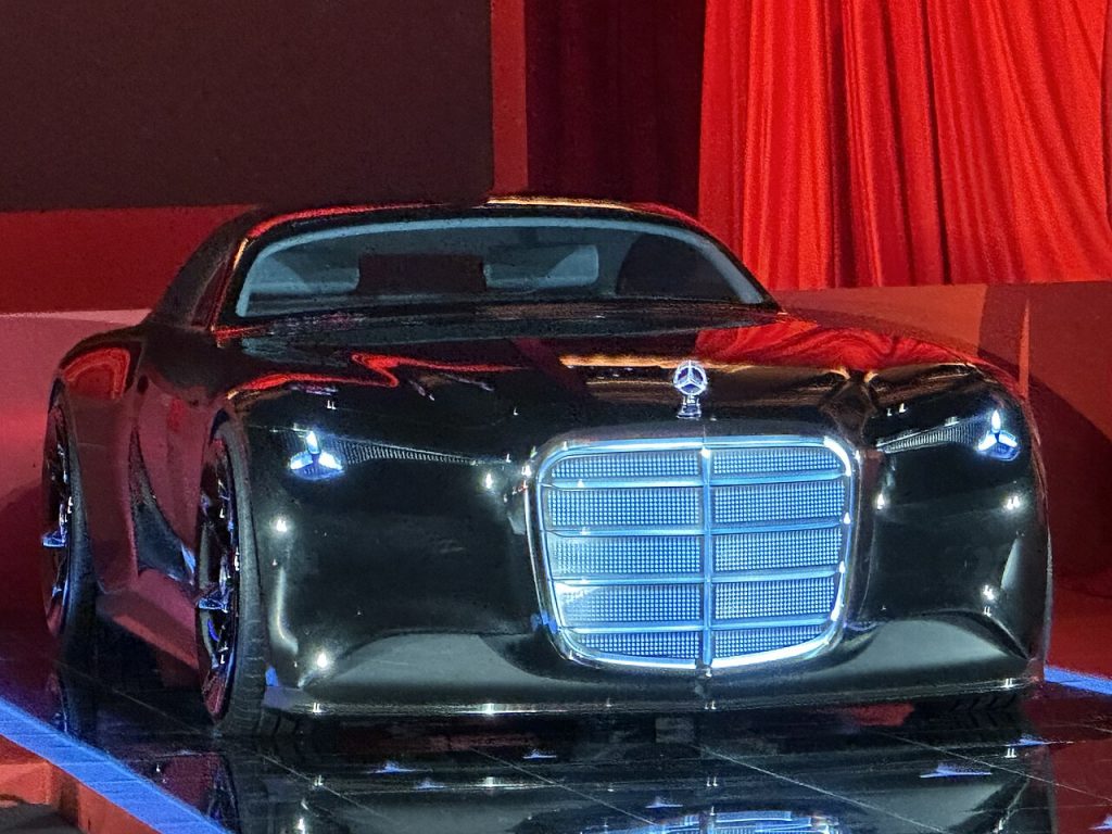 Mercedes-Benz_Vision_Iconic