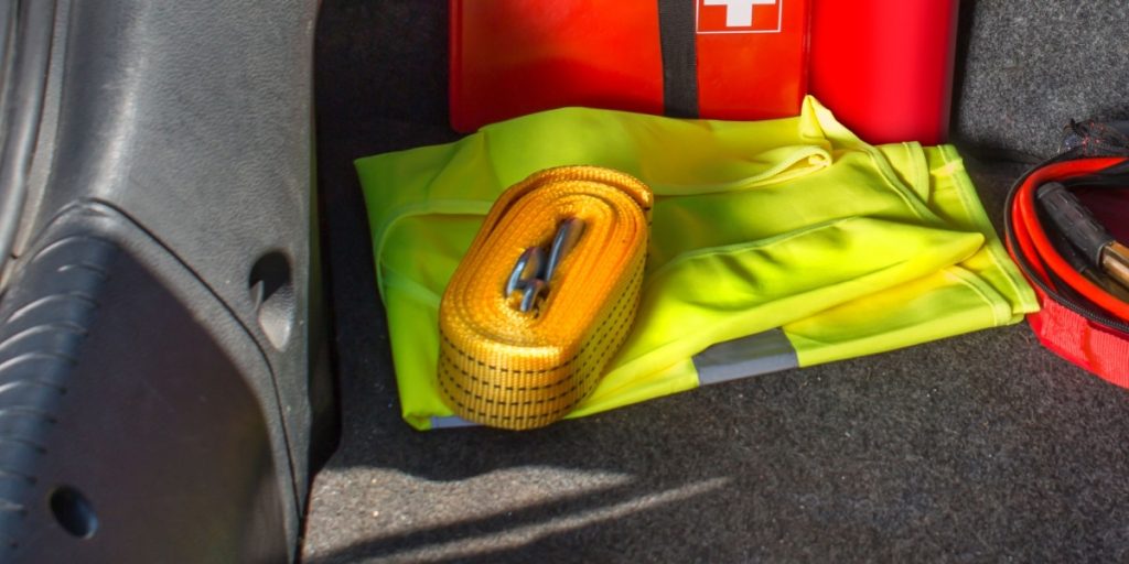 Du risikerer bot på 750 kroner: Her er utstyret du alltid må ha i bilen