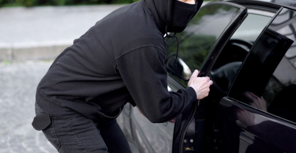 Tjuvarnas nya fälla: Så stjäl de julklapparna direkt från din bil