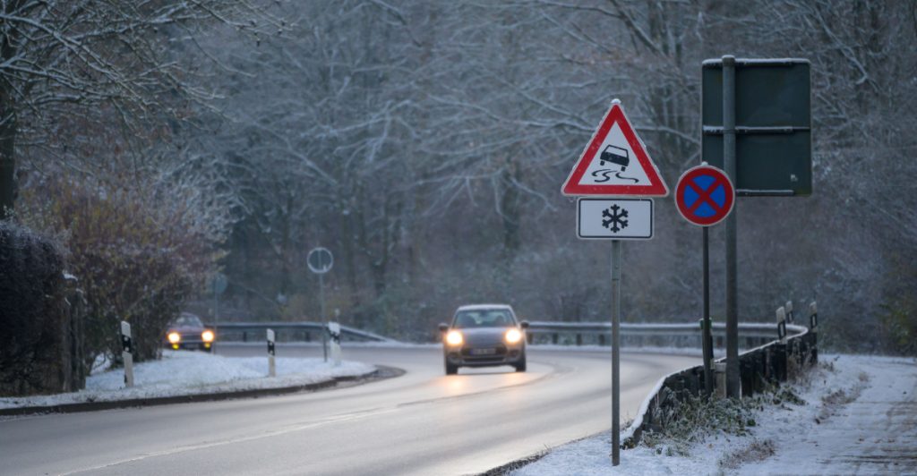 Is på vägen trafik, bilar gul varning